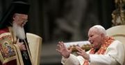Papież zwraca relikwie