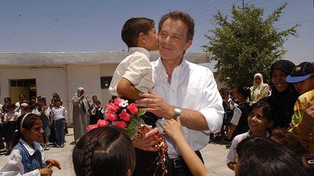 Iracki chłopiec daje całusa na powitanie brytyjskiemu premierowi przed jedną ze szkół w Basrze