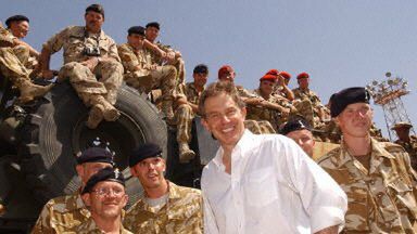 Tony Blair wśród brytyjskich żołnierzy w Iraku