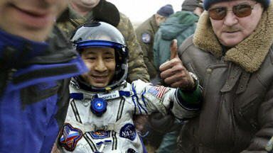 Rosyjski kosmonauta zaraz po wylądowaniu