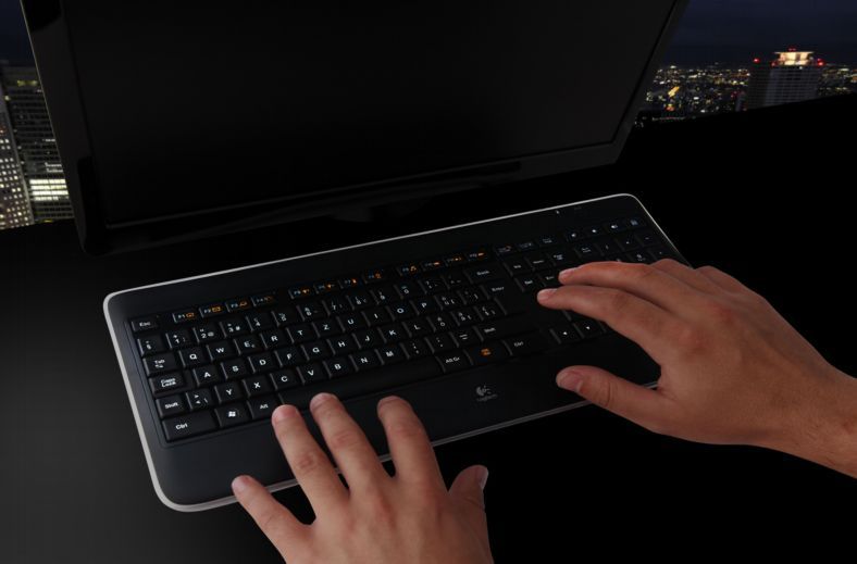 Logitech K800 - klawiatura z czujnikami ruchu i światła