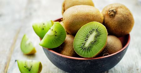 Sezon na kiwi - kiedy wypada? Poznaj właściwości tego owocu