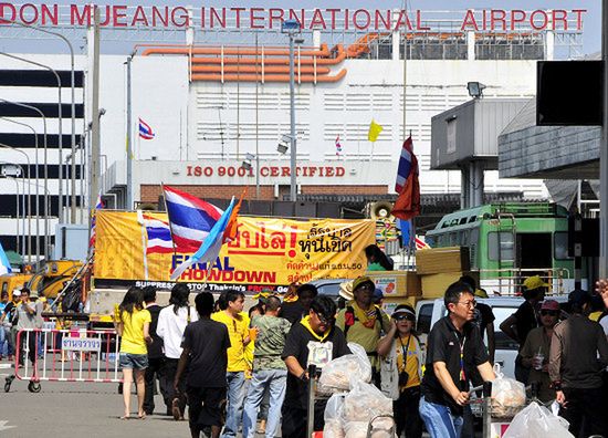 Demonstranci zajęli kolejne lotnisko w Bangkoku