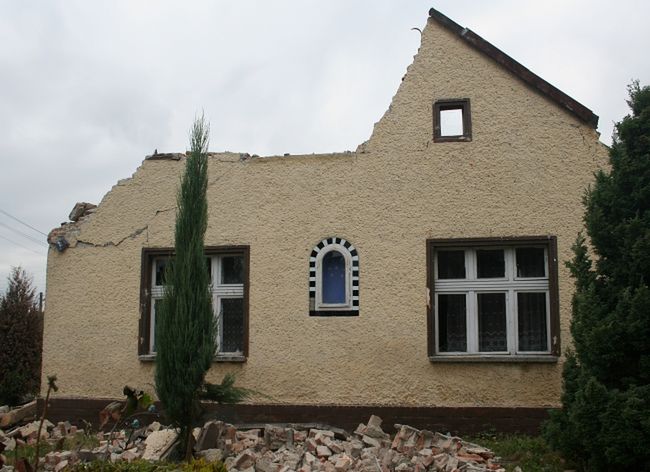 Rozbierany budynek przy ul. Rzecznej, Nieboczowy (fot. Przykuta / Wikipedia Commons) 