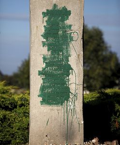 Schetyna o profanacji w Jedwabnem: to wygląda dziwnie