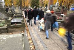 Polacy ruszyli na cmentarze
