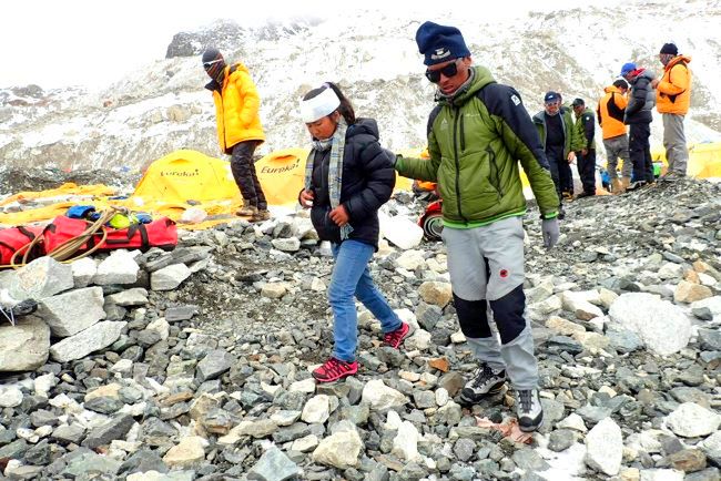 Turyści, którzy przeżyli lawinę w Mount Everest, Himalaje, Nepal (fot. AZIM AFIF/PAP) 