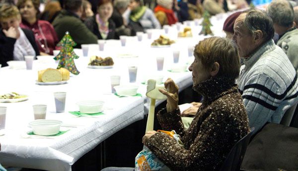 Wigilia dla samotnych: tysiąc litrów zupy i setki kilogramów ryb