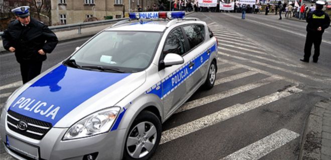 Policjant podyktuje do laptopa