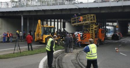 Tramwaj uderzył w filar wiaduktu