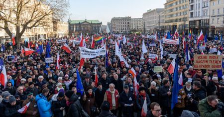 Trwają demonstracje KOD pod hasłem "Wolne media". Manifestanci na ulicach 19 miast Polski