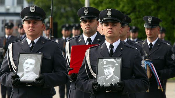 Ceremonia przywitania urn z prochami pierwszego dowódcy Dywizjonu 303 płk. Zdzisława Krasnodębskiego i jego żony Wandy