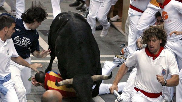 Na jednej z ulic czarny byk powalił na ziemię młodego mężczyznę i przez 30 sekund go atakował