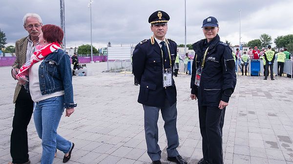 Poznań 14.06.2012 Kibice wchodzą na Stadion Miejski, gdzie odbędzie się mecz fazy grupowej mistrzostw europy w piłce nożnej Włochy - Chorwacja. Oby międzynarodowa współpraca policji zawsze była tak owocna.
