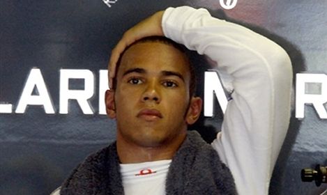 Hamilton ukarany za kolizję z Raikkonenem