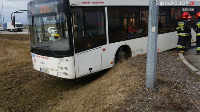 Autobus przejechał rondo na wprost i zawisł na skarpie