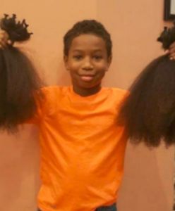 8-latek zapuszczał włosy przez dwa lata, by przeznaczyć je na peruki dla dzieci chorych na raka