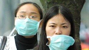 Chinki w ochronnych maseczkach (fot. AFP)