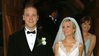 Russell Crowe i Danielle Spencer po uroczystości zaślubin w kaplicy w prywatnej posiadłości należącej do aktora w miejscowości Nana Glen (Fot. PAP/EPA-Jim Lee)