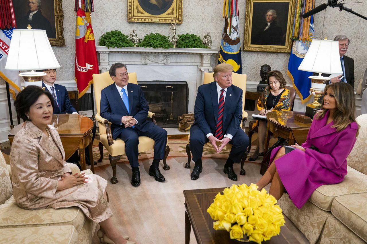 Donald Trump i Melania Trump spotkali się w Białym Domu z prezydentem Korei Południowej - Moonem Jae-inem.