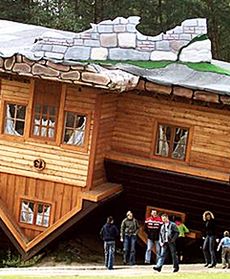 Odwrócona chata,  budynek ogórek i inne zdjęcia internautów