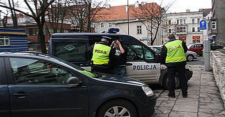 Napadli na staruszkę