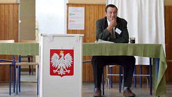 Oczekiwanie na wyborców w Obwodowej Komisji Wyborczej w Górnie