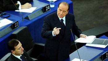 Włoski premier Silvio Berlusconi przemawia na sesji plenarnej Parlamentu Europejskiego w Strasburgu