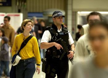 Brytyjska policja przesłuchuje podejrzanych zamachowców