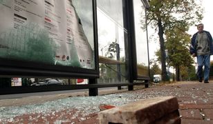 Kobieta-demolka wybijała szyby cegłą