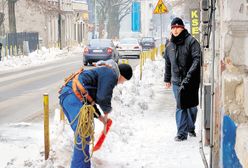 Płacą za śliskie chodniki i dziury w jezdniach