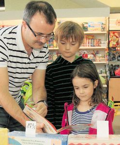 Pełny plecak pierwszaka, pusta kieszeń rodziców