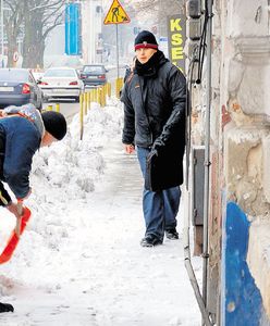 Płacą za śliskie chodniki i dziury w jezdniach