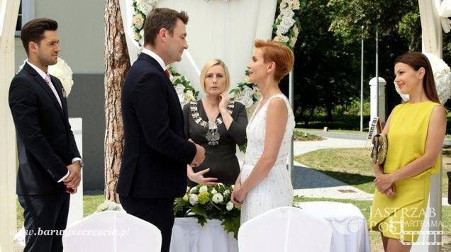 Barwy szczęścia odcinek 1376, ślub Marty Walwskiej (Katarzyna Zielińska) i Artura Chowańskiego (Jacek Rozenek)
