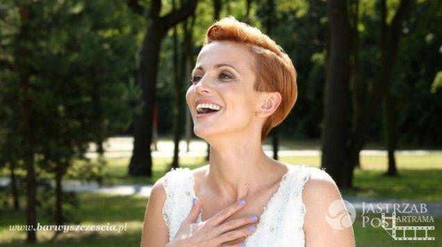 Barwy szczęścia odcinek 1376, ślub Marty Walwskiej (Katarzyna Zielińska) i Artura Chowańskiego (Jacek Rozenek)