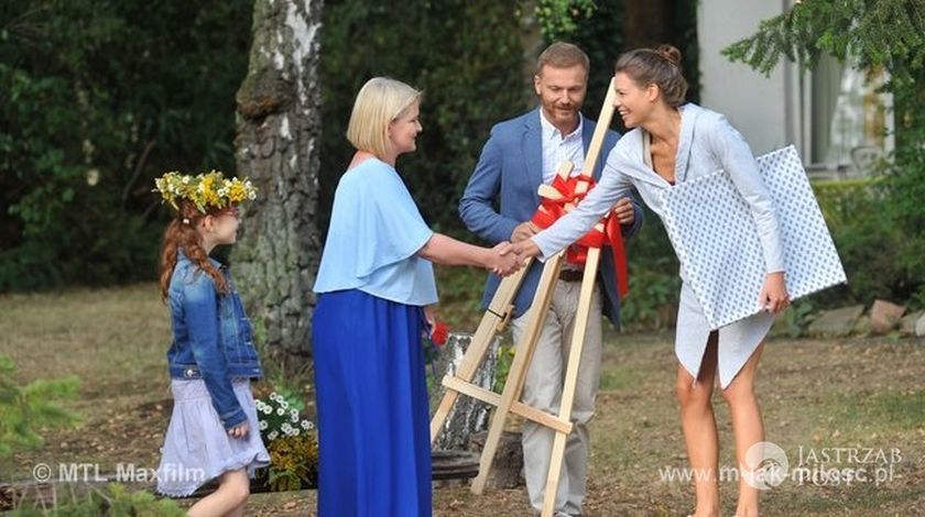 M jak miłość odcinek 1177, Marta Budzyńska (Dominika Ostałowska), Ania (Weronika Wachowska), Andrzej (Krystian Wieczorek), Paulina (Maria Szafirska)