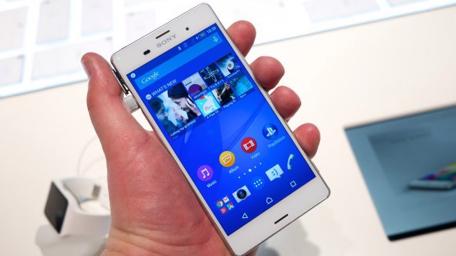 Wydając nową Xperię Sony zadbało o to, by do telefonu trafiła najnowocześniejsza technologia fotograficzna, wykorzystywana również w aparatach firmy. Pojawił się w nim więc sensor Exmor RS, procesor przetwarzania obrazu Bionz i soczewka G Lens, mająca zapewniać najwyższą jakość obrazu. Miłośnicy fotografii docenią tu przede wszystkim duże możliwości ręcznego ustawienia parametrów wykonywania zdjęć. Z powodu swojej konfigurowalności telefon być może nie wykonuje idealnych zdjęć za każdym razem "sam z siebie", ale jeżeli włożyć w to trochę wysiłku, to efekty potrafią być zaskakująco dobre. No i satysfakcja dużo większa.

Również tutaj producent postawił na sprawdzoną i lubianą wodoszczelną konstrukcję. Możecie zatem śmiało wybrać się w deszczową scenerię bez ryzyka zalania telefonu. Również na basenie smartfon dostarczy nie lada rozrywki dzięki fizycznemu przyciskowi spustu migawki, który pozwoli na niebanalne kadry pod wodą.