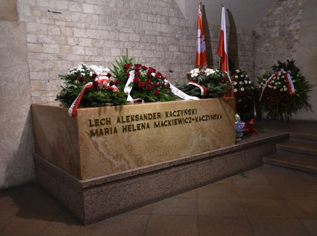 Prezydent Andrzej Duda modlił się przy sarkofagu Lecha i Marii Kaczyńskich