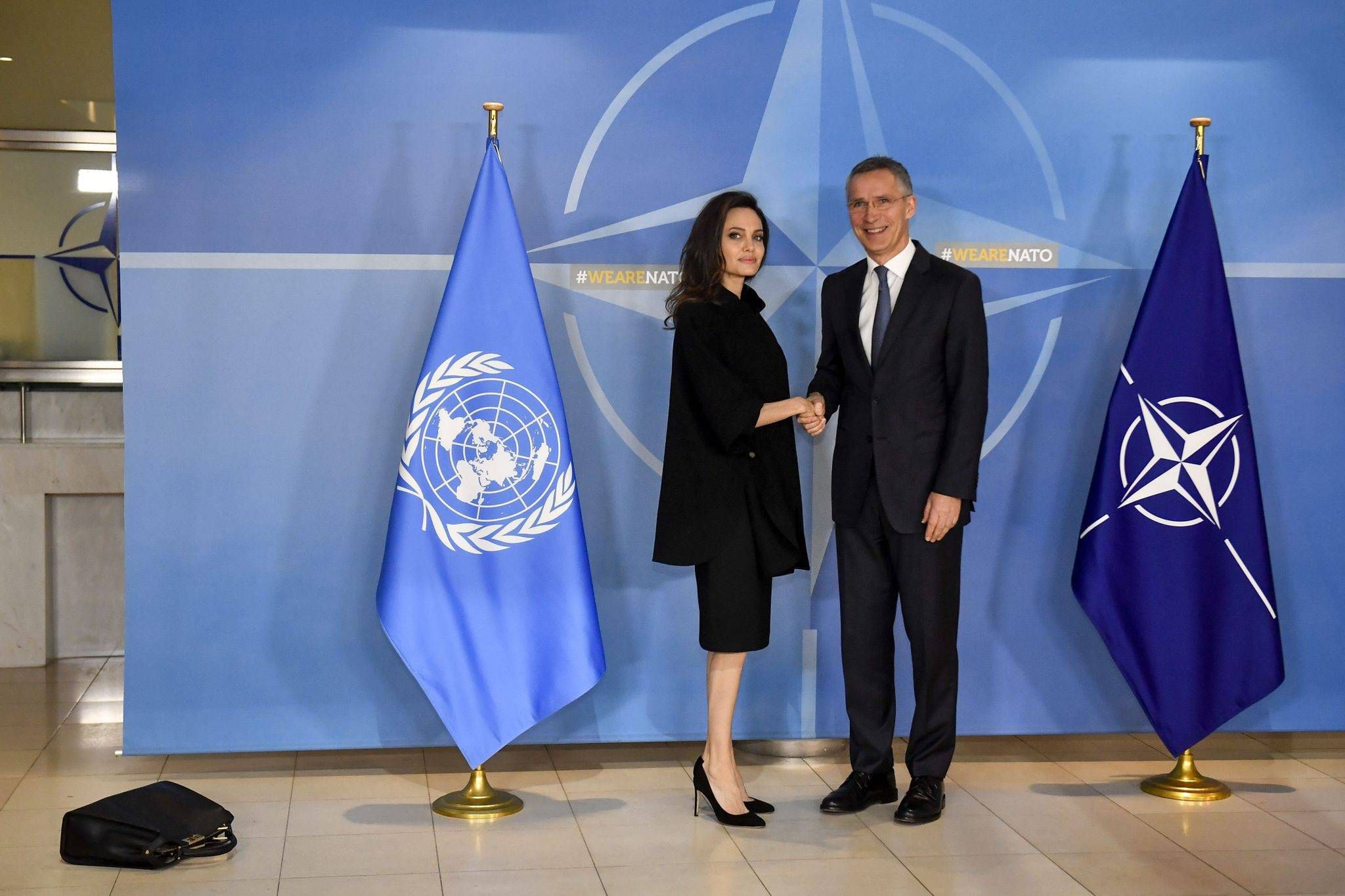 Angelina Jolie cała w czerni w siedzibie NATO w Brukseli