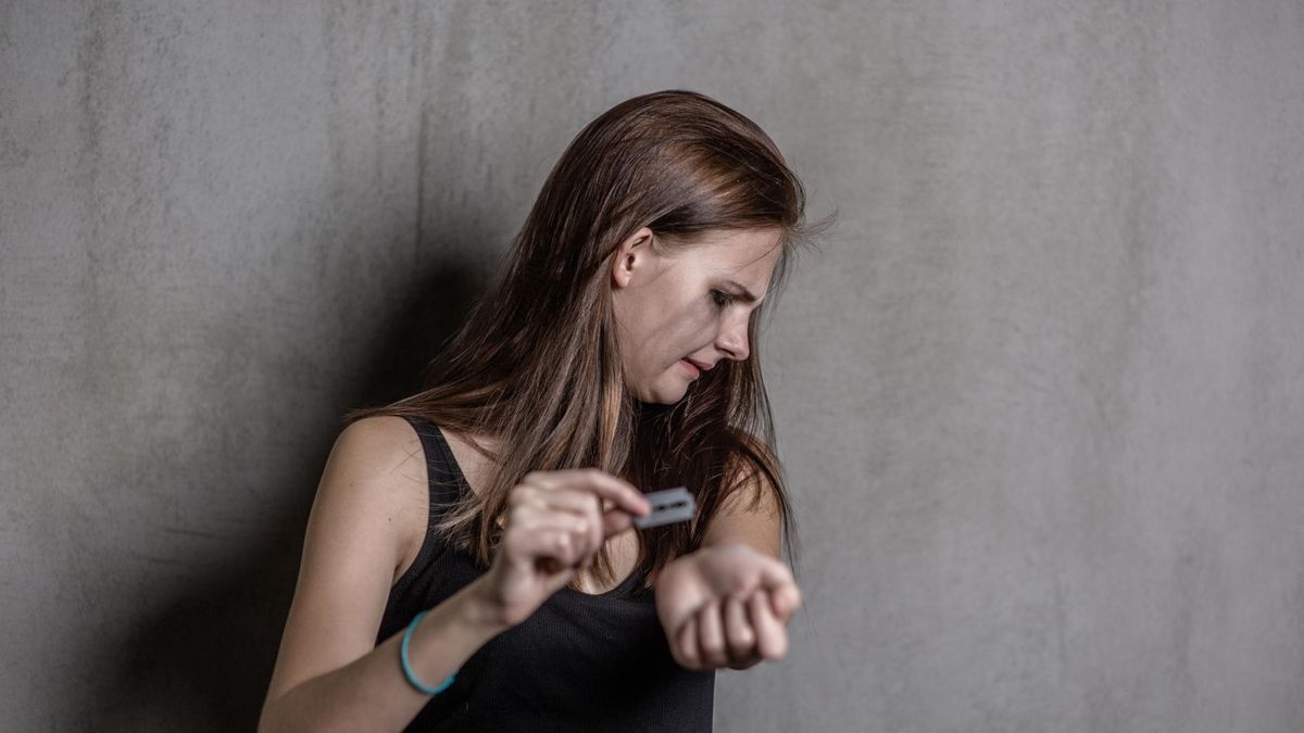 Nastolatki uciekają przed bólem emocjonalnym podejmując próby samobójcze i dokonując samookaleczeń