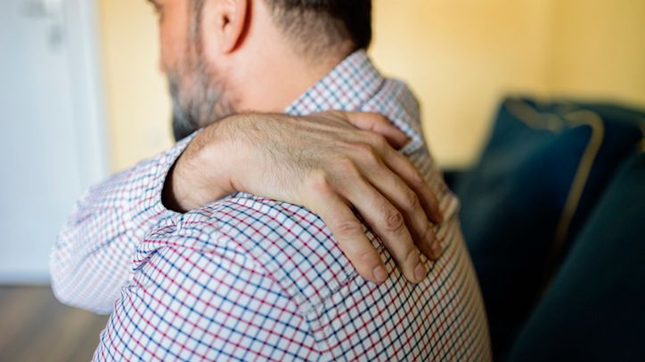 Ból promieniujący do barku może być objawem choroby woreczka żółciowego