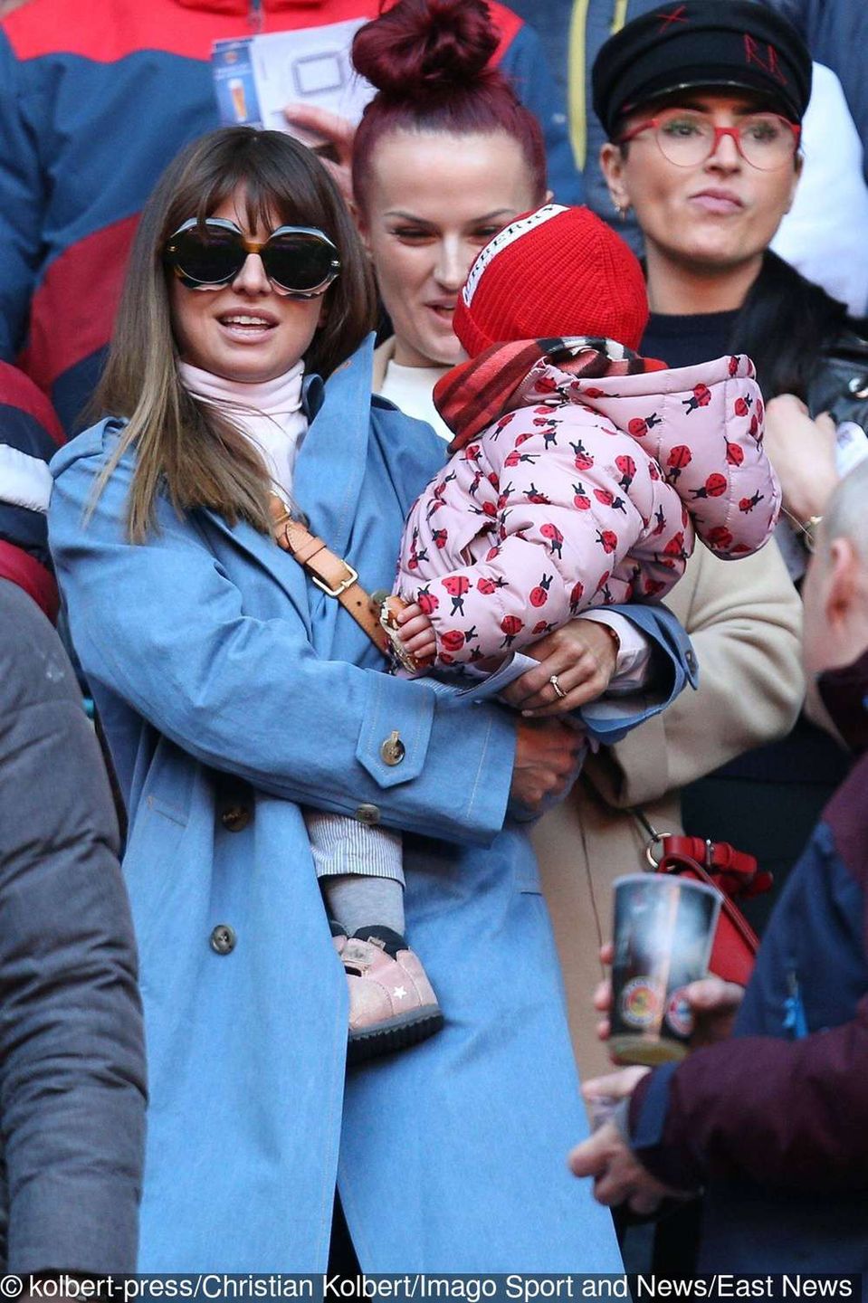 Anna Lewandowska w niebieskim płaszczu i Klara w kurtce w biedronki