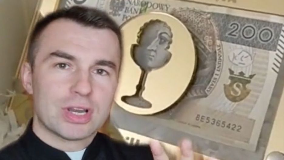 Dwusetka w hostii. Ksiądz ocenia prezenty komunijne