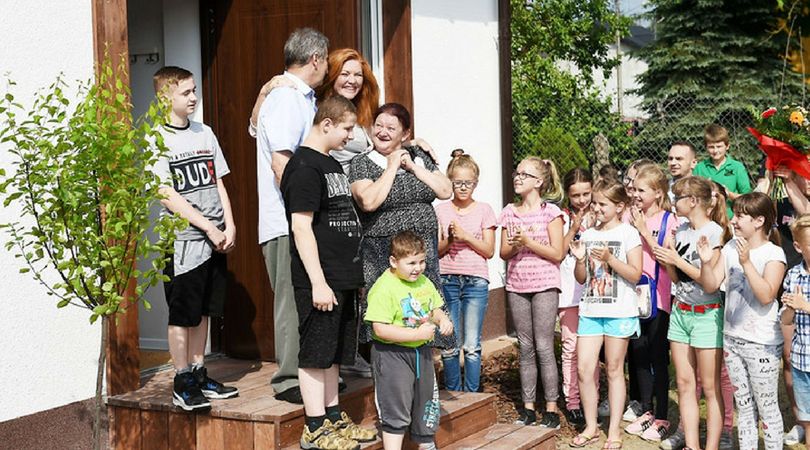 Pani Maria i pan Jan razem z wnukami witani są w swoim &quot;nowym&quot; domu