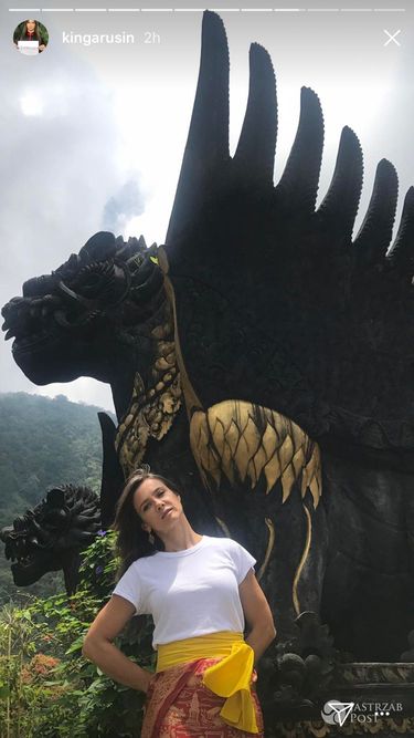 Kinga Rusin na Bali ze smokiem w tle