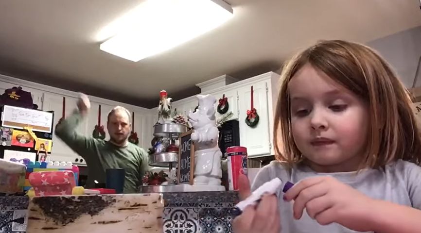 Wideo, na którym widać, jak tata tańczy gdy jego córka odrabia pracę domową, podbija internet
