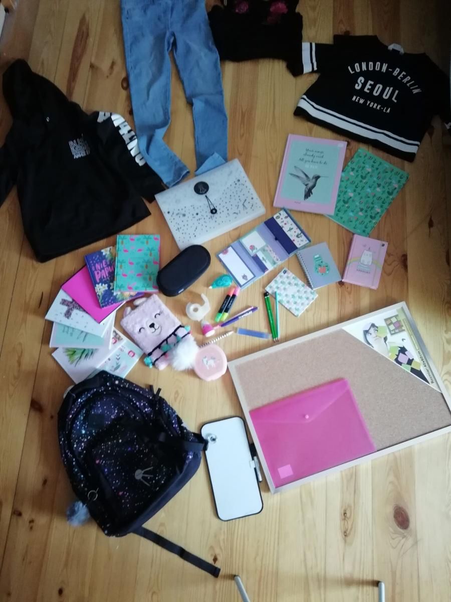 Wyprawka dla 11-letniej dziewczynki. Jej rodzice kupują przybory szkolne systematycznie