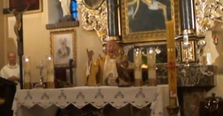 Znany ksiądz jest zniesmaczony. "Show i rewia mody. Wypaczono coś pięknego"