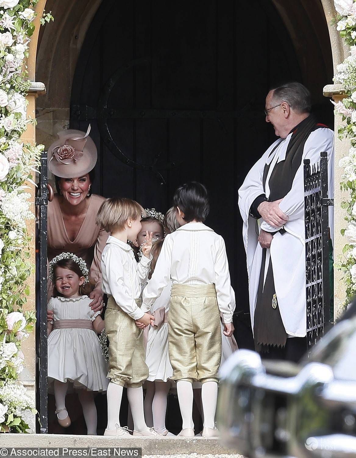 Księżna Kate z dziećmi na ślubie Pippy Middleton