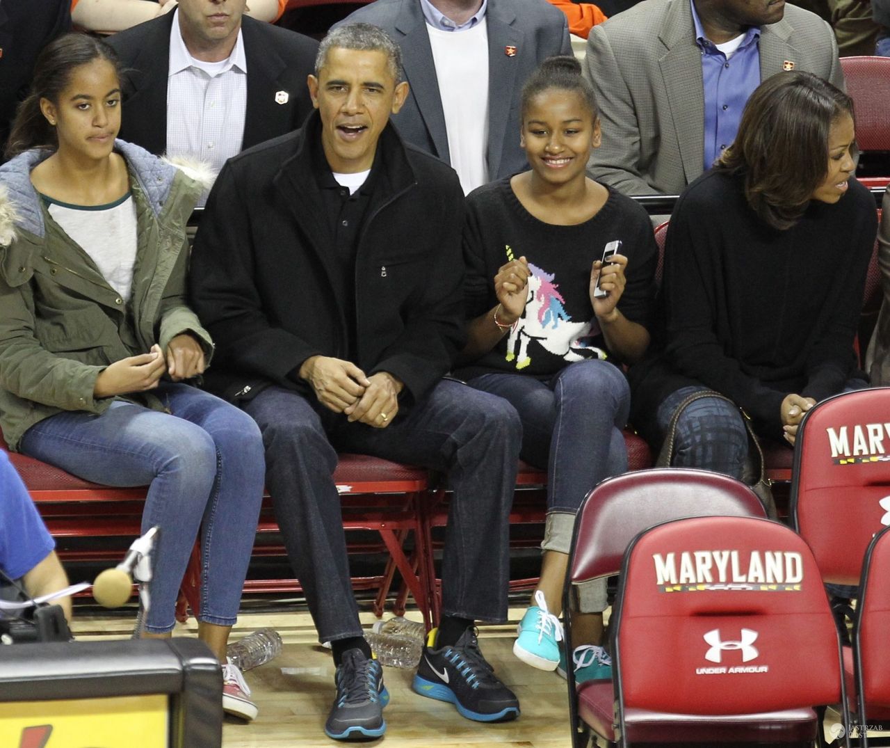 Sasha Obama w swetrze ASOS. Na zdj. z Barakiem Obamą, Michelle i siostrą Malią (fot. East News)